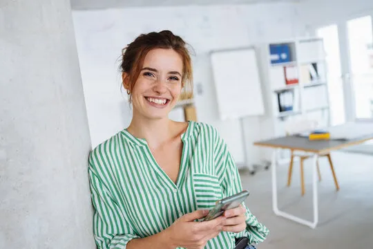 快乐的体育迷正在使用应用